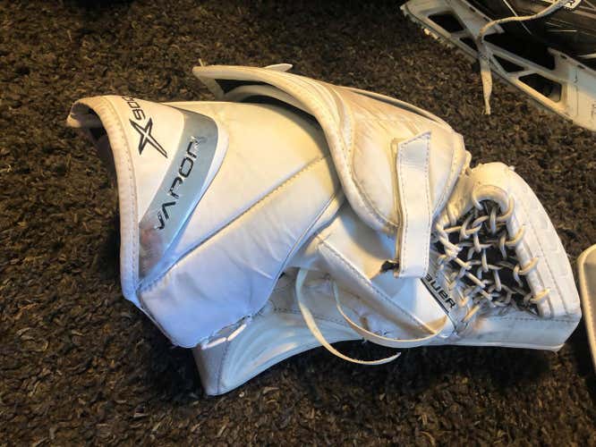 Bauer X900 Goalie Glove