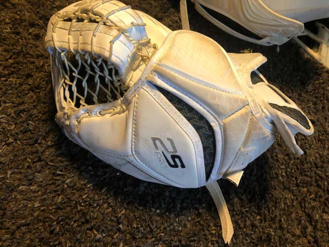 Bauer 2S Goalie Glove - Only used 5 months