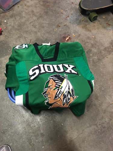 North Dakota K1 Youth Medium Jersey