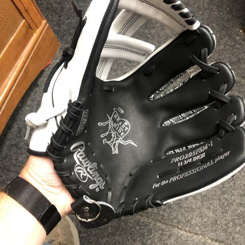 New Rawlings Baseball Glove