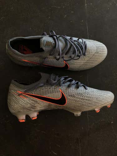 DISCOUNTED AND BRAND NEW!! Unisex Men's 10.5 (W 11.5) Nike Cleats Adult