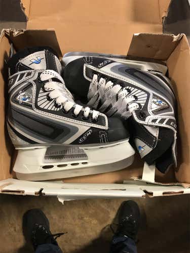 New Vector 03 Hockey Skates Youth  Size 12