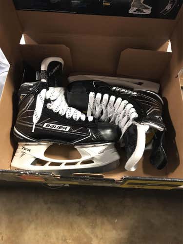 Lightly Used Supreme 1S Hockey Skates Junior  Size 3