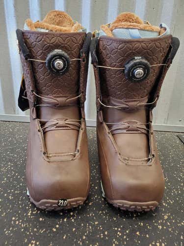 New Atomic Glamour Women's Snowboard Boits Size 6
