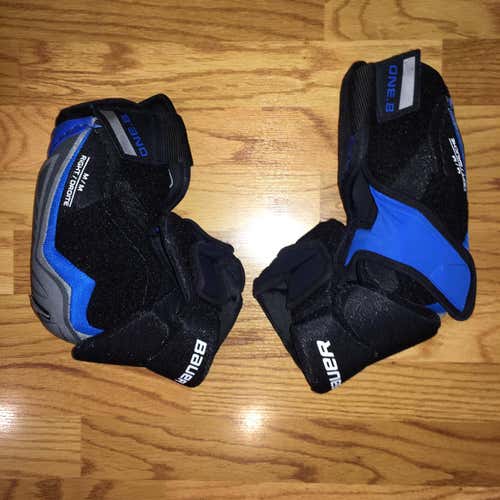 New Medium Bauer Elbow Pads Senior