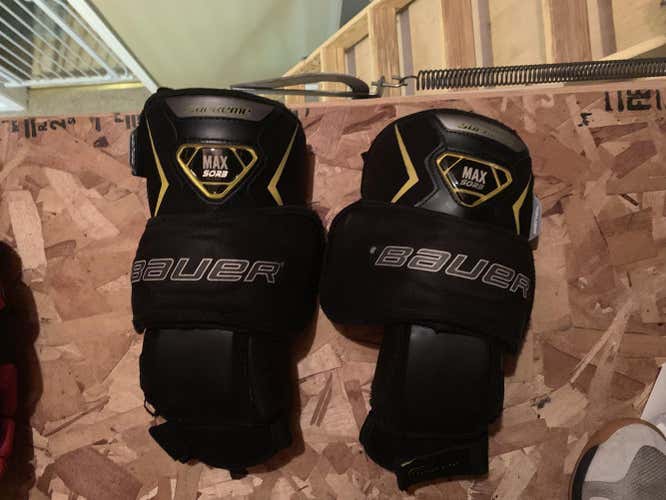 Bauer Supreme knee pads