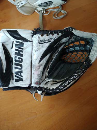 Vaughn Velocity V4 Goalie Gloves & Blockers Regular Senior