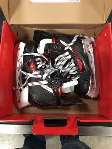 New CCM JetSpeed Hockey Skates Junior  Size 4.5