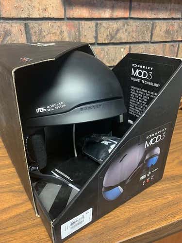 New Oakley MOD 3 Helmet never worn