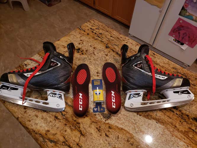 CCM U+ CL Crazy Light Hockey Skates Senior Size 8D, CLEAN, RARE