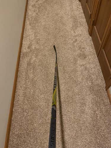 New Supreme 1S Hockey Stick Righty Toe Senior