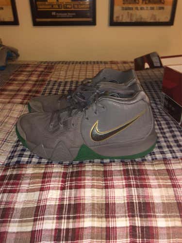 Kyrie 4s Size 9.5 Good Condition!