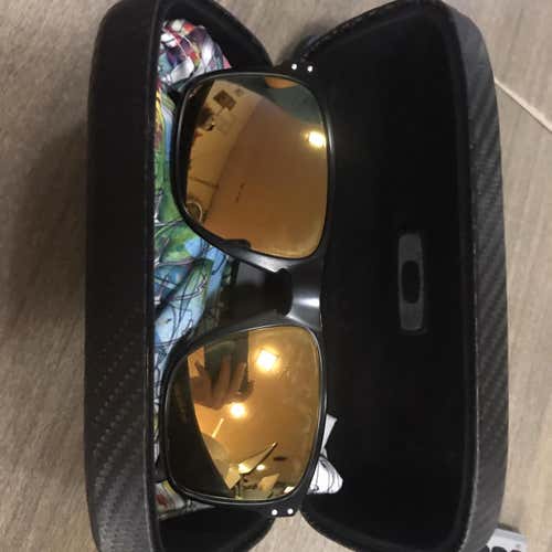 LIKE NEW OAKLEY HOLBROOK TRADES
