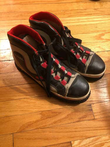 Men's Size 9.0 D-Gel Broomball shoes