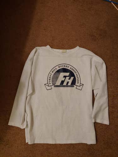 White hockey jersey perfect for practices. #7 XL FHHA Forest Hill