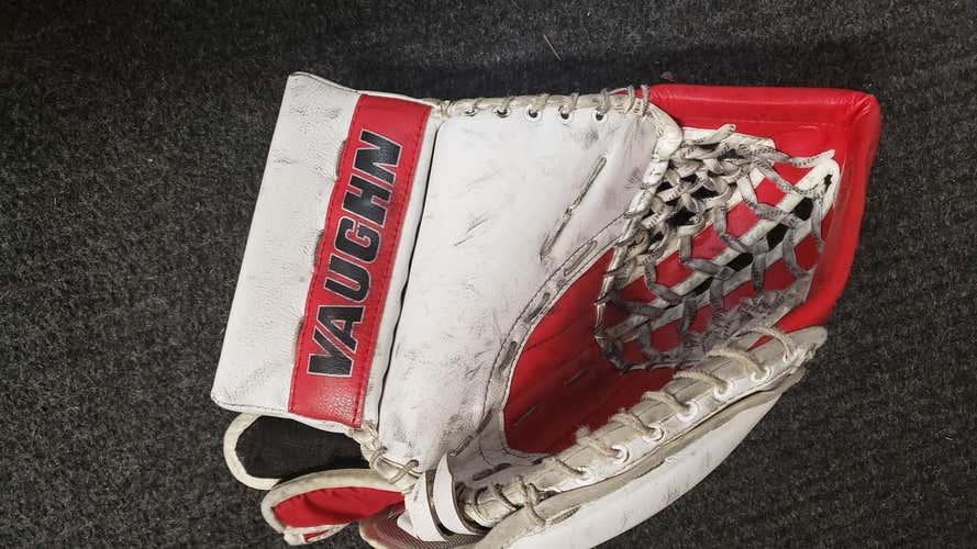 Vaughn Velocity V5 Goalie Glove Regular - Intermediate