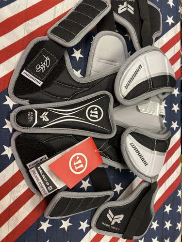 New Youth Medium Warrior Rabil Next Shoulder Pads-SP16BKYMD