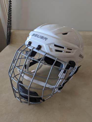 Medium Bauer Re-Akt 95 White Helmet with Cage