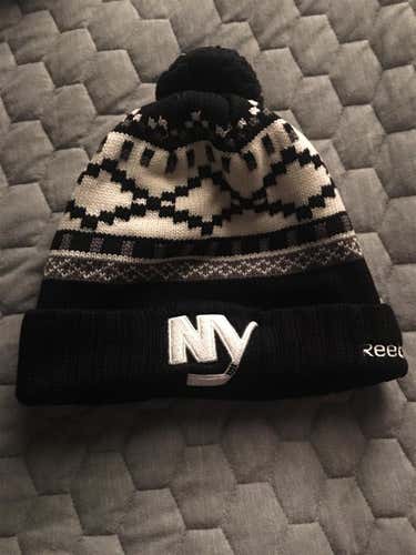 Black New York Islanders, christmas-style beanie