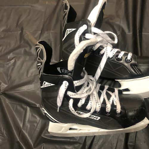 Supreme 140 Hockey Skates Youth Size 4
