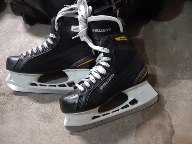 New sz 7 Bauer Supreme 140 Hockey Skates Junior