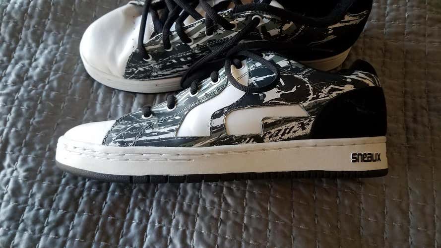 Like new SNEAUX skateboard shoes size 11