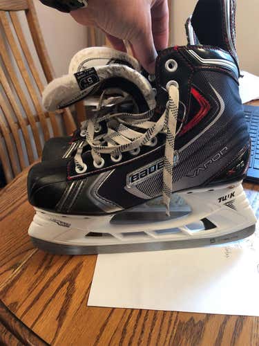 Vapor X70 Hockey Skates Youth Size 5.5