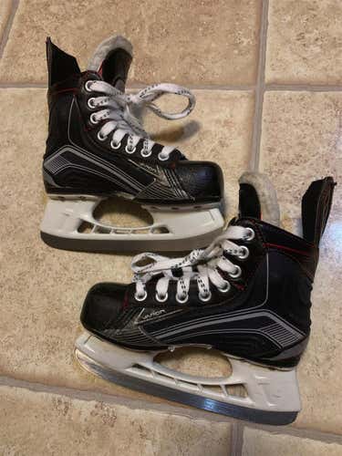 Youth Vapor X500 Hockey Skates D&R (Regular)  Size 13