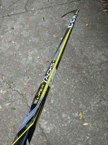 New Senior CCM Right Handed Super Tacks 2.0 Hockey Stick 75 Flex P17/P7 curve