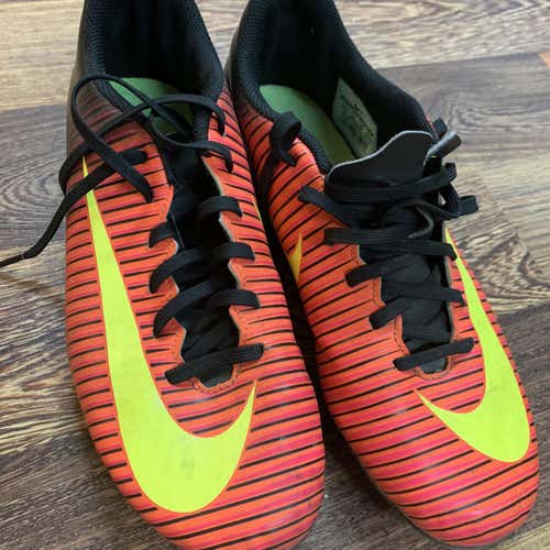 6.5 (Women's 7.5) Nike Cleats