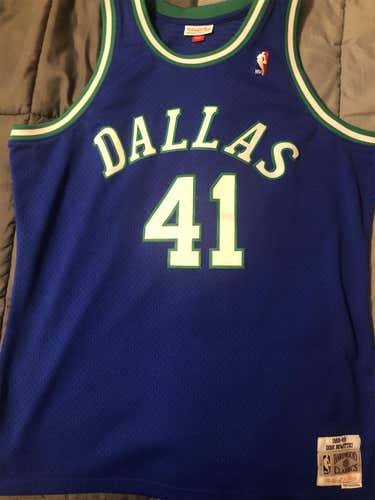 Dallas Mavericks Dirk Nowitzki 1998-99 Hardwood Classic