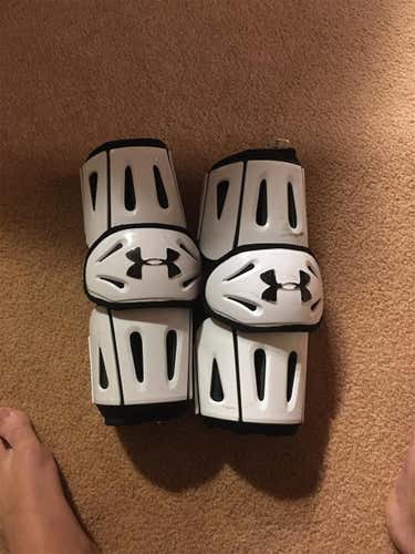 UNDERARMOUR REVENANT ELBOW PADS