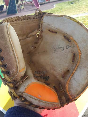Vintage Johnny Bench Signature Approved Catchers Mitt