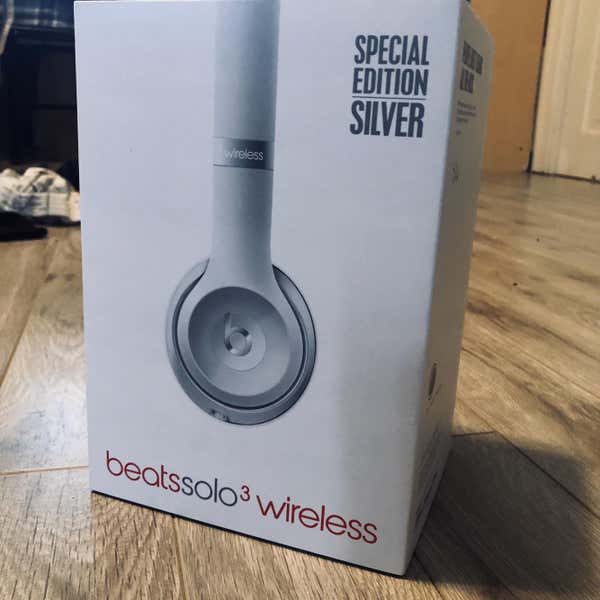 LE Beats Solo (Silver) SidelineSwap Buy and Sell on SidelineSwap