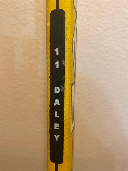 Easton Synergy Senior Yellow Hockey Stick – Skater's Edge Source for Sports  Canada