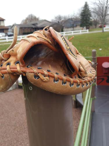 Wilson Right Handed Catcher's Vintage Tony Pena Signature Approved Catchers Mitt Baseball Glove 33"