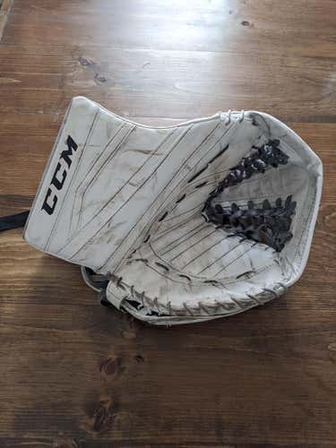 White Senior CCM Regular Extreme Flex II 860 With Floating Tee