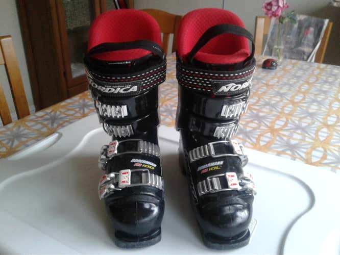 Nordica Dobermann Ski Boots  Flex 100 Youth size 4