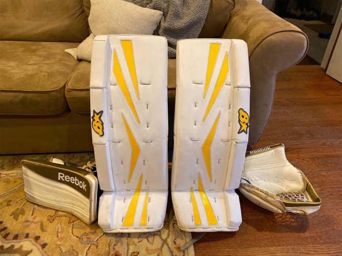 *Excellent Condition* Brian’s Netzero 30" Leg Pads w/ Blocker And Glove