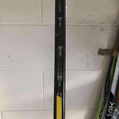 Senior Supreme 1S Hockey Stick Mid