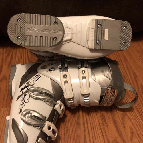Women's Cruise Ski Boots < 70 Flex