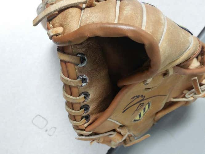 Manny Machado Signed Professional Mizuno 13” Mitt