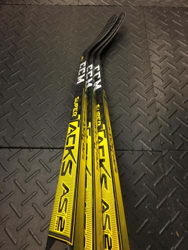 (2-pack) New CCM Super Tacks AS2 Pro RH-85-P29 Max Blade Vancouver Giants Pro Stock