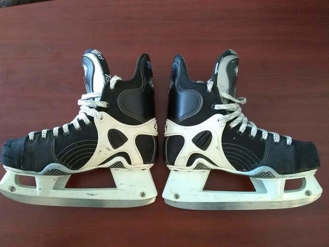 Junior CCM Tacks 1052 Custom Lite Hockey Skates E/B (Wide) Size 4.5