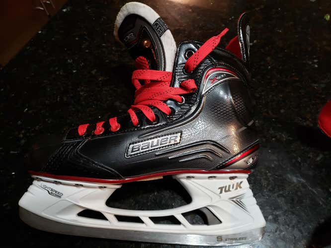 Senior Bauer Vapor X500 Hockey Skates EE (Extra Wide) Size 8.5