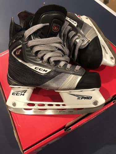 Junior CCM U+ Crazy Light Hockey Skates E&W (Wide) Size 3.5