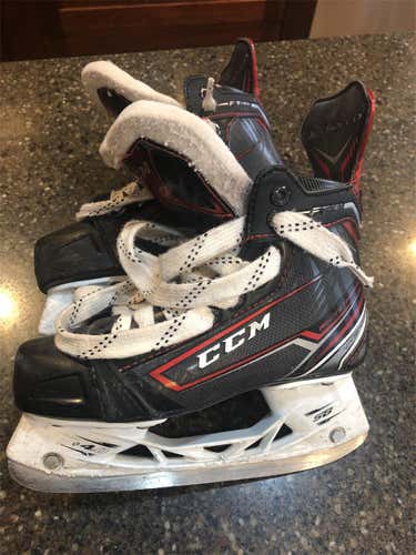 Junior JetSpeed FT380 Hockey Skates D&R (Regular) Size 2.5