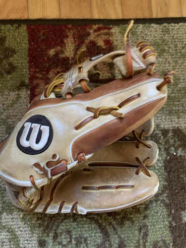 Brown Adult Wilson Right Handed Infield A2000 1786 Baseball Glove 11.5"