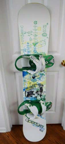 APERTURE SNOWBOARD SIZE 153 CM WITH LARGE BURTON BINDINGS