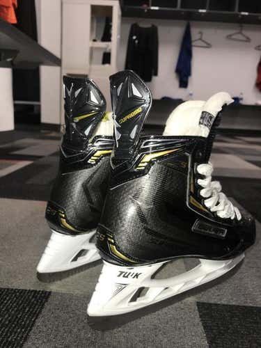 Senior Bauer Supreme 2S Hockey Skates EE (Extra Wide) Size 7.5